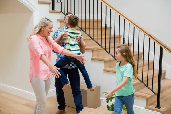 Ouders en kinderen plezier in woonkamer — Stockfoto