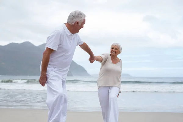 Senior para wspólna zabawa na plaży — Zdjęcie stockowe