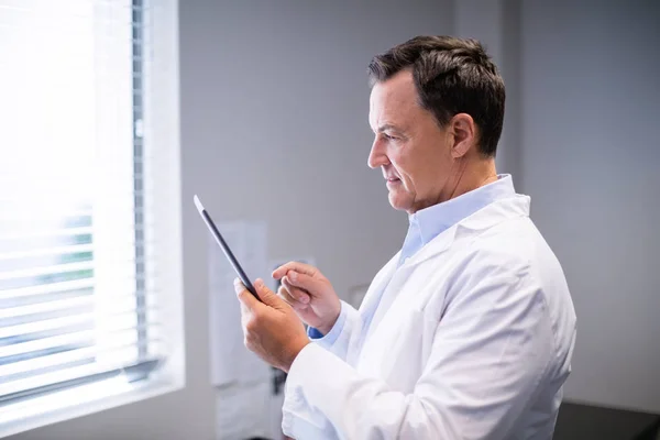デジタルタブレットを使用した男性医師 — ストック写真