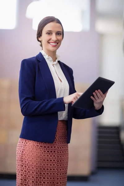 Geschäftsfrau mit digitalem Tablet — Stockfoto