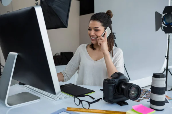 Fotograf mluvit na mobilním telefonu — Stock fotografie