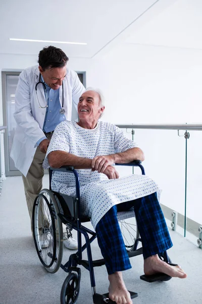 Kölcsönhatásban áll a kerekesszékes férfi vezető beteg orvos — Stock Fotó