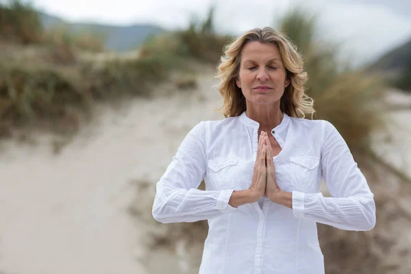 Mujer madura haciendo meditación — Foto de Stock