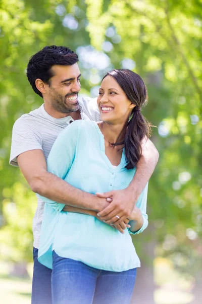 Pareja abrazándose en el parque — Foto de Stock