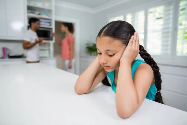Smutná dívka poslouchá rodiče tvrdí — Stock fotografie