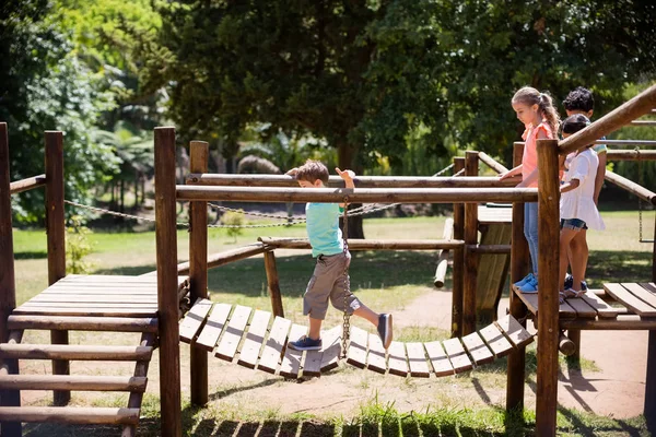 子供の遊び場で遊ぶ子供たちが公園に乗る — ストック写真