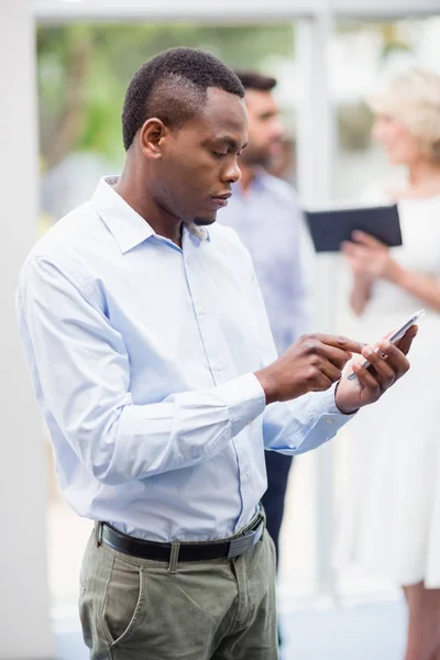 Homme d'affaires utilisant une tablette numérique — Photo