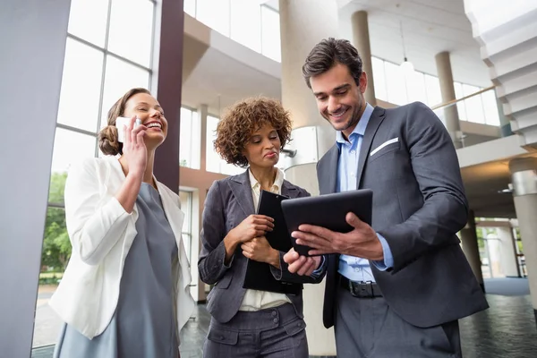 Dirigenti aziendali discutono su tablet digitale — Foto Stock