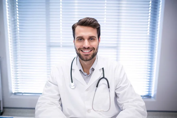 Retrato de médico masculino — Fotografia de Stock