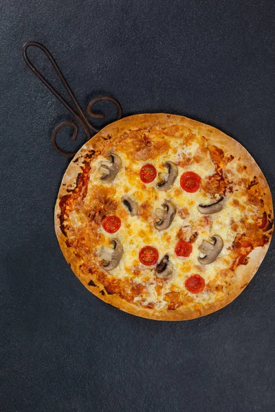 Heerlijke Italiaanse pizza geserveerd op het Dienblad van de pizza op een grijze achtergrond — Stockfoto
