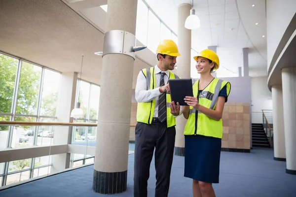 Architekten diskutieren über digitales Tablet — Stockfoto