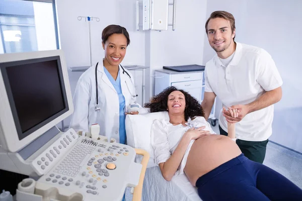 Man comforting pregnant woman during ultrasound — Stock Photo, Image