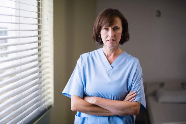 Портрет медсестры, стоящей со скрещенными руками — стоковое фото