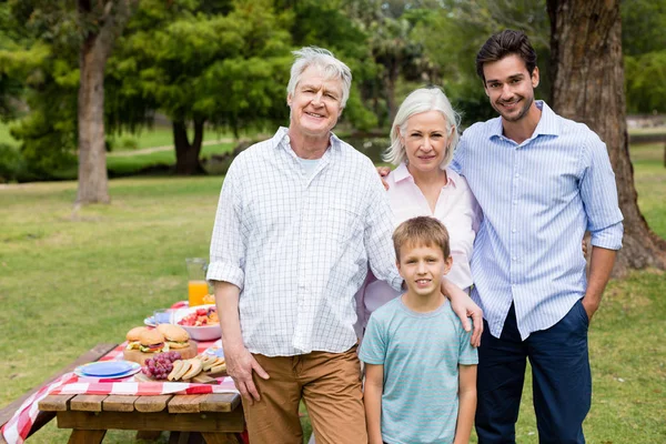 Ritratto di famiglia felice in piedi insieme — Foto Stock