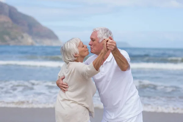 Senior para wspólna zabawa na plaży — Zdjęcie stockowe