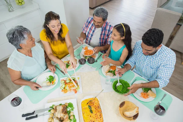 自宅のテーブルの上の食事を持つ幸せな多世代家族 — ストック写真