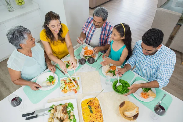 Familia feliz multi generación comiendo en casa —  Fotos de Stock