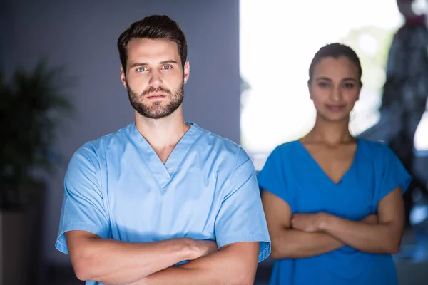 Portrait de médecins debout les bras croisés — Photo