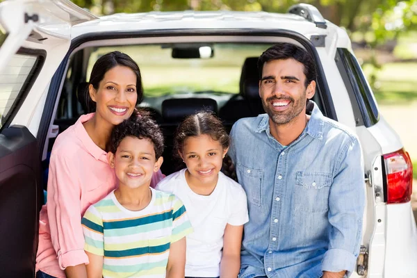 Retrato de família feliz sentado no carro — Fotografia de Stock