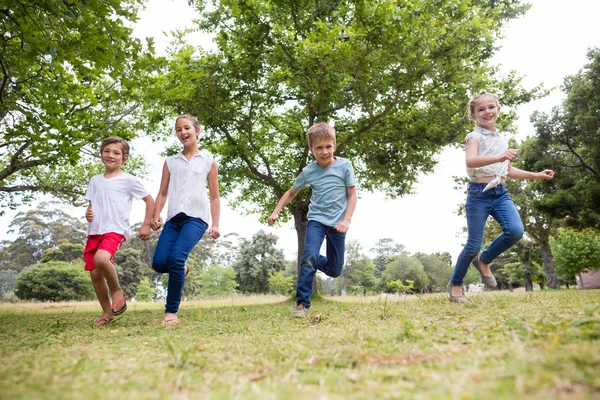 Les enfants s'amusent ensemble dans le parc — Photo