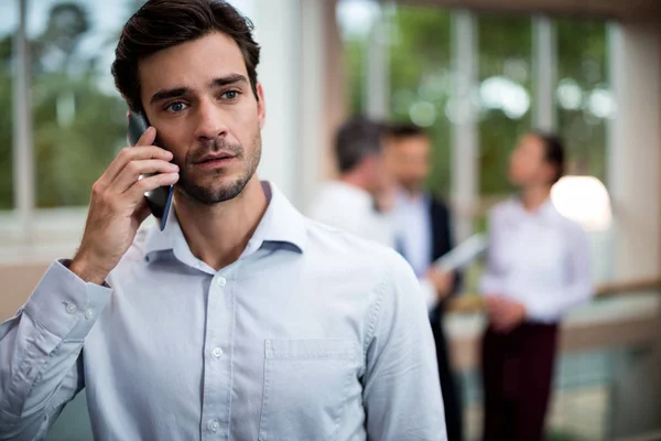 Männer in Führungspositionen telefonieren mit dem Handy — Stockfoto