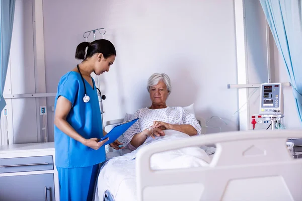 Médica examinando mulher idosa — Fotografia de Stock