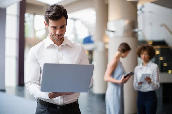 Biznesmen korzystający z laptopa — Zdjęcie stockowe