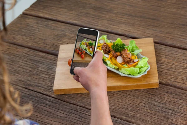 Фотограф щёлкает по картинке еды со смартфона — стоковое фото