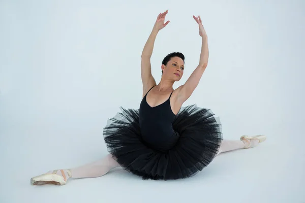 Bailarina realizando un split — Foto de Stock
