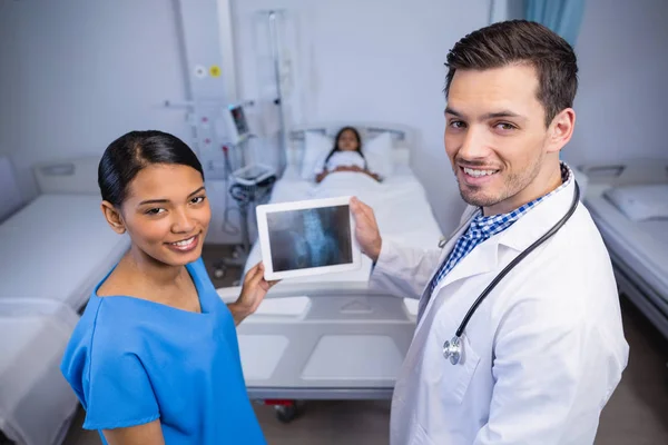 Retrato de médico sorridente e enfermeiro usando comprimido digital — Fotografia de Stock