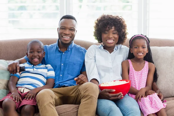 Familj och barn titta på TV samtidigt ha popcorn i vardagsrum — Stockfoto