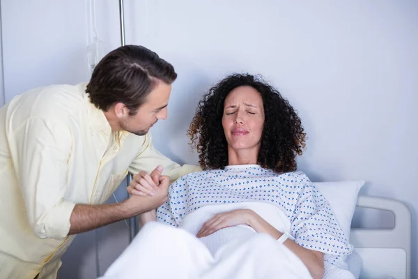 Man tröstande gravid kvinna under förlossningen i församling — Stockfoto