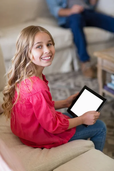 Chica usando tableta digital en la sala de estar — Foto de Stock
