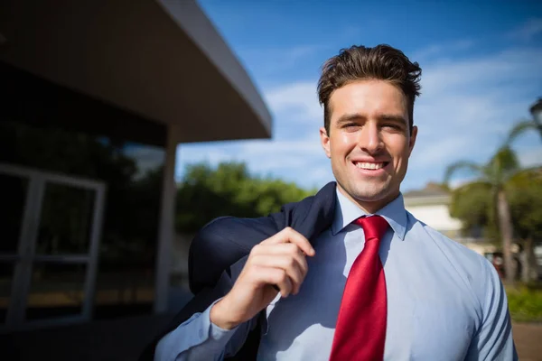 Fiducioso uomo d'affari sorridente — Foto Stock