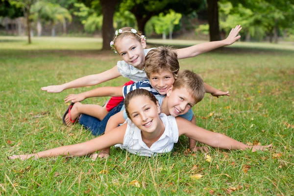 Niños divirtiéndose juntos en el parque —  Fotos de Stock