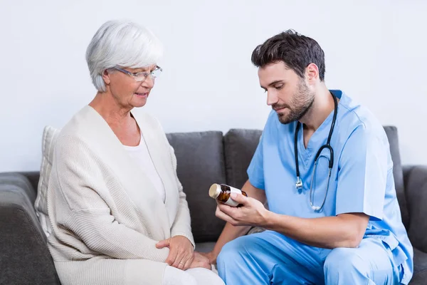Médico recetando medicamentos a una mujer mayor —  Fotos de Stock