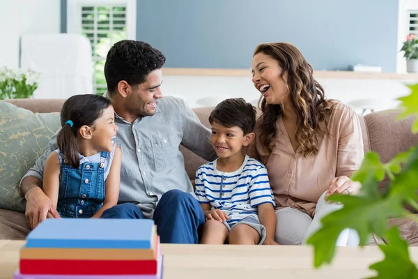 Ouders en kinderen interactie op sofa in de woonkamer — Stockfoto