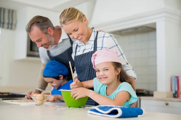 Föräldrar och barn laga mat i köket — Stockfoto