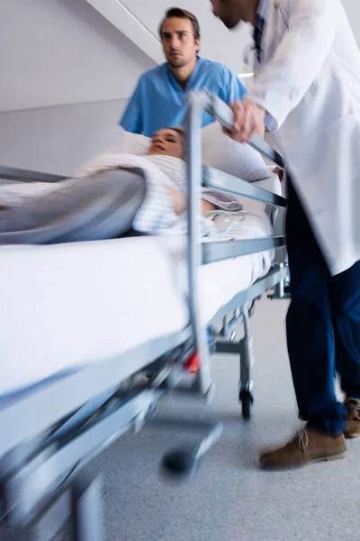 Team of doctors taking pregnant woman to operation theatre — Stock Photo, Image