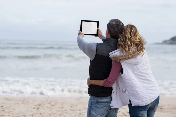 Starsza para biorąc selfie z cyfrowego tabletu — Zdjęcie stockowe
