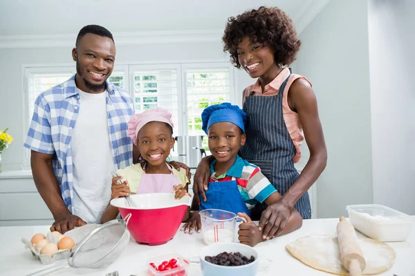 Родители и дети готовят еду на кухне — стоковое фото
