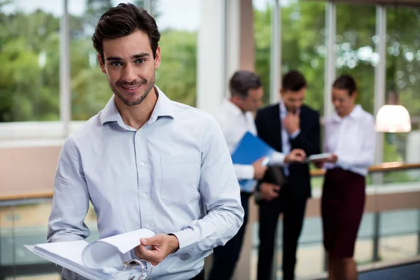 Hombre de negocios ejecutivo masculino en el centro de conferencias — Foto de Stock