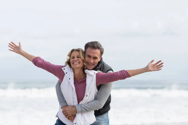 成熟的夫妇在海滩上享受 — 图库照片