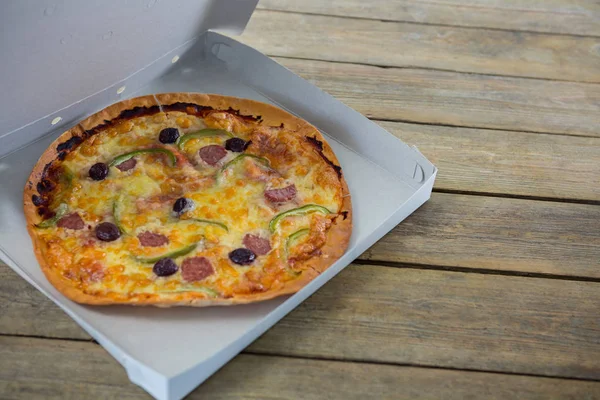 Italiaanse pizza geserveerd in een geopende doos — Stockfoto