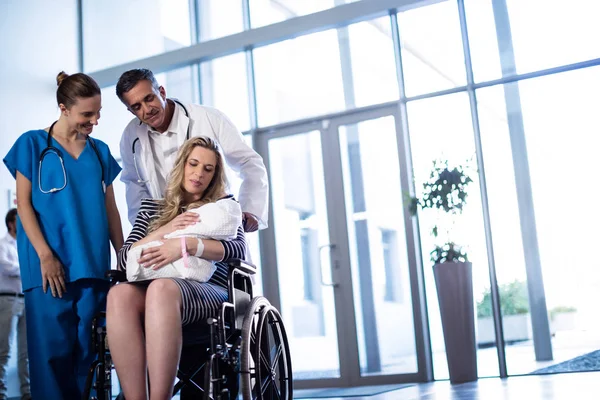 Mujer sosteniendo a su bebé recién nacido — Foto de Stock