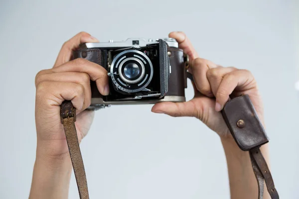 Fotoğrafçı holding eski moda fotoğraf makinesi — Stok fotoğraf