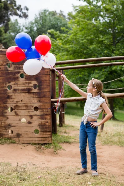 Chica jugando con globos en el parque — Foto de Stock