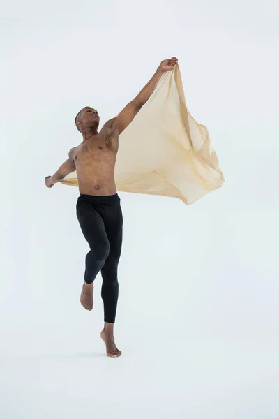 Bailarino praticando dança de balé — Fotografia de Stock