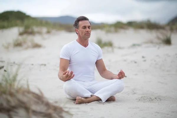 瞑想をしている中年の男性 — ストック写真