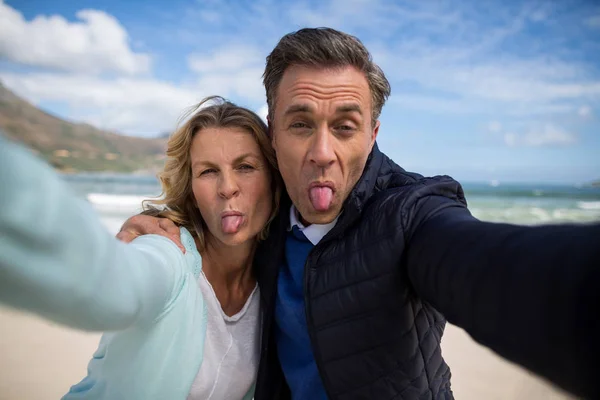 Starsza para wystaje język podczas robienia selfie — Zdjęcie stockowe